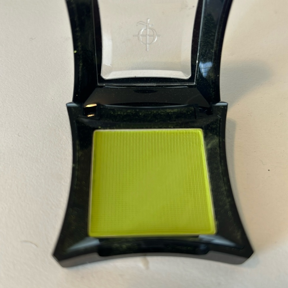 Illamasqua eyeshadow in Pivot
